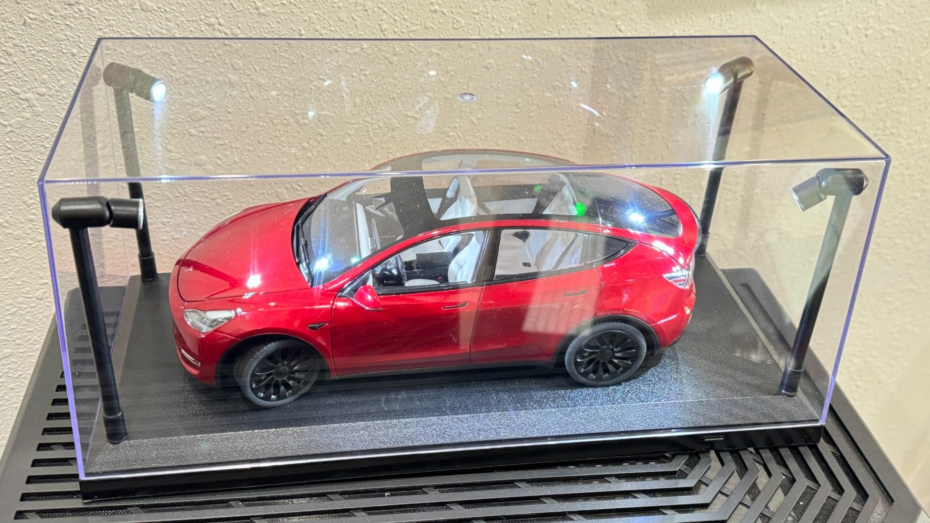 1:18 Illumibox acrylic black base display case, w/ LED lights customer photo 1