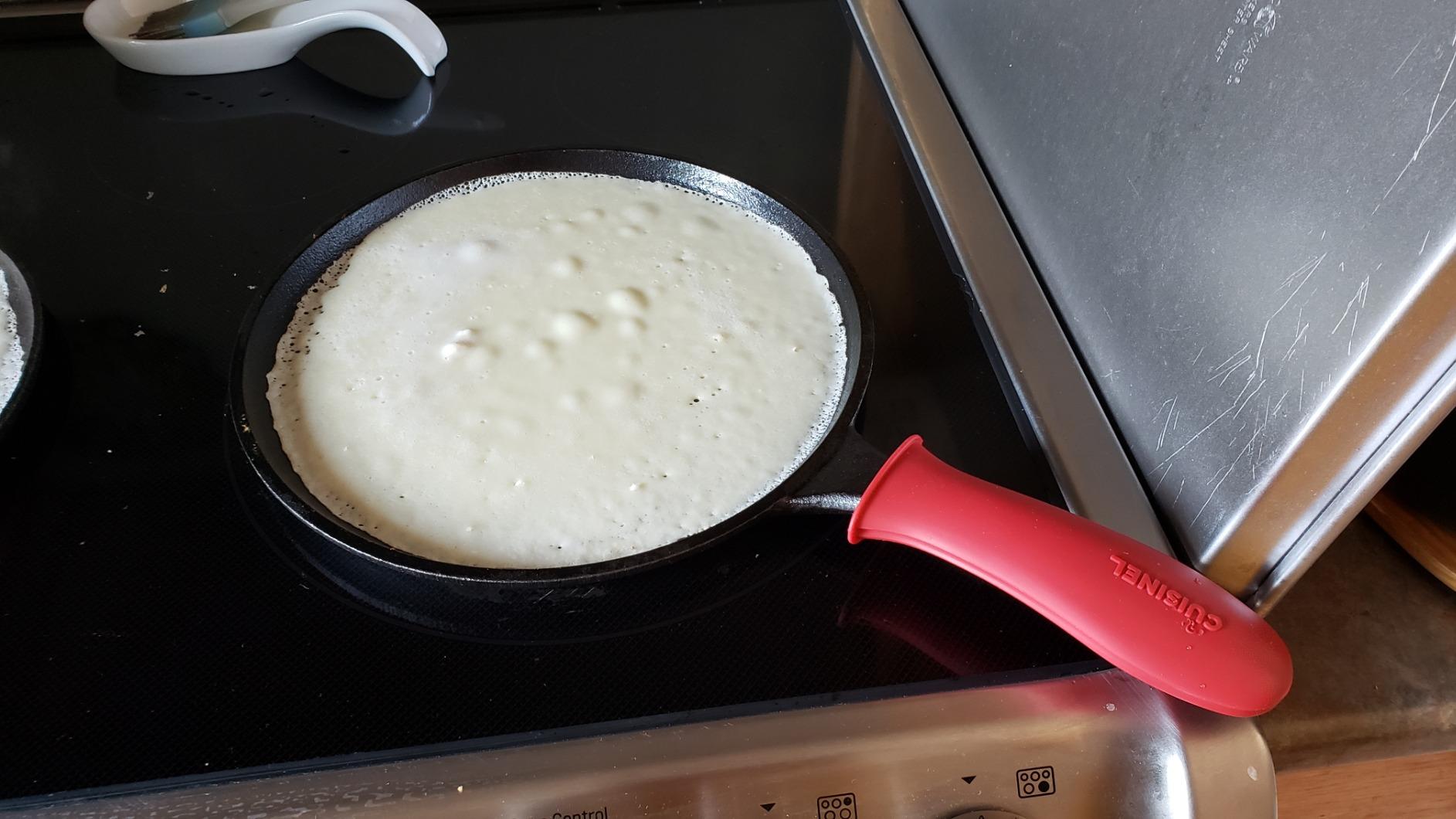 Cast Iron Round Griddle - 10.5”-Inch Crepe Maker Pan + Silicone Handle Cover - Pre-Seasoned Comal for Tortillas Flat Skillet - Dosa Tawa Roti Grill - Oven, Stovetop, BBQ, Fire, Smoker, Induction Safe customer photo 1