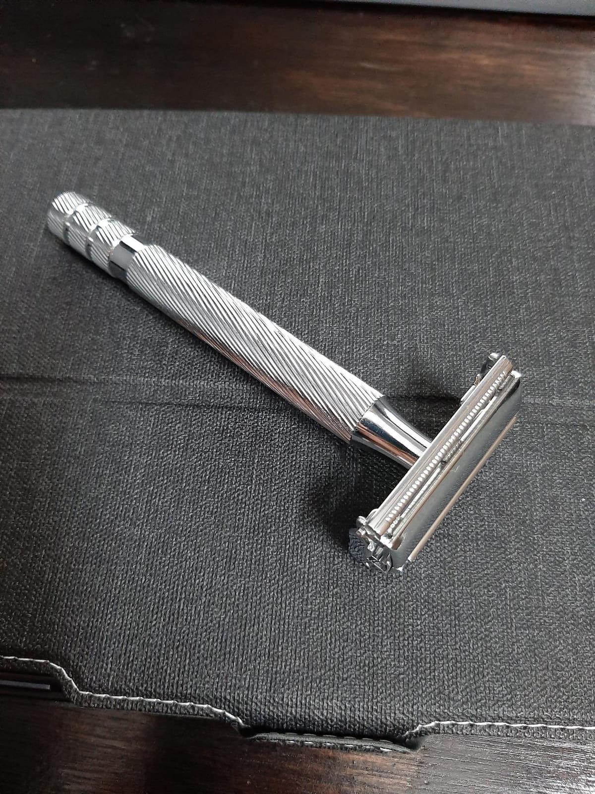 Wilkinson Sword Double Edge Safety Razor, 1 Metal Handle & 5 Razor Blades | Premium long metal handle, Triple-coated stainless steel blades, Classic shave experience customer photo 2