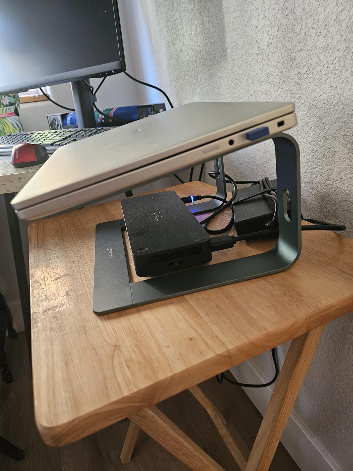 Nulaxy Full Aluminum Laptop Stand, Stable Support to 22 lbs, Open Cooling customer photo 2