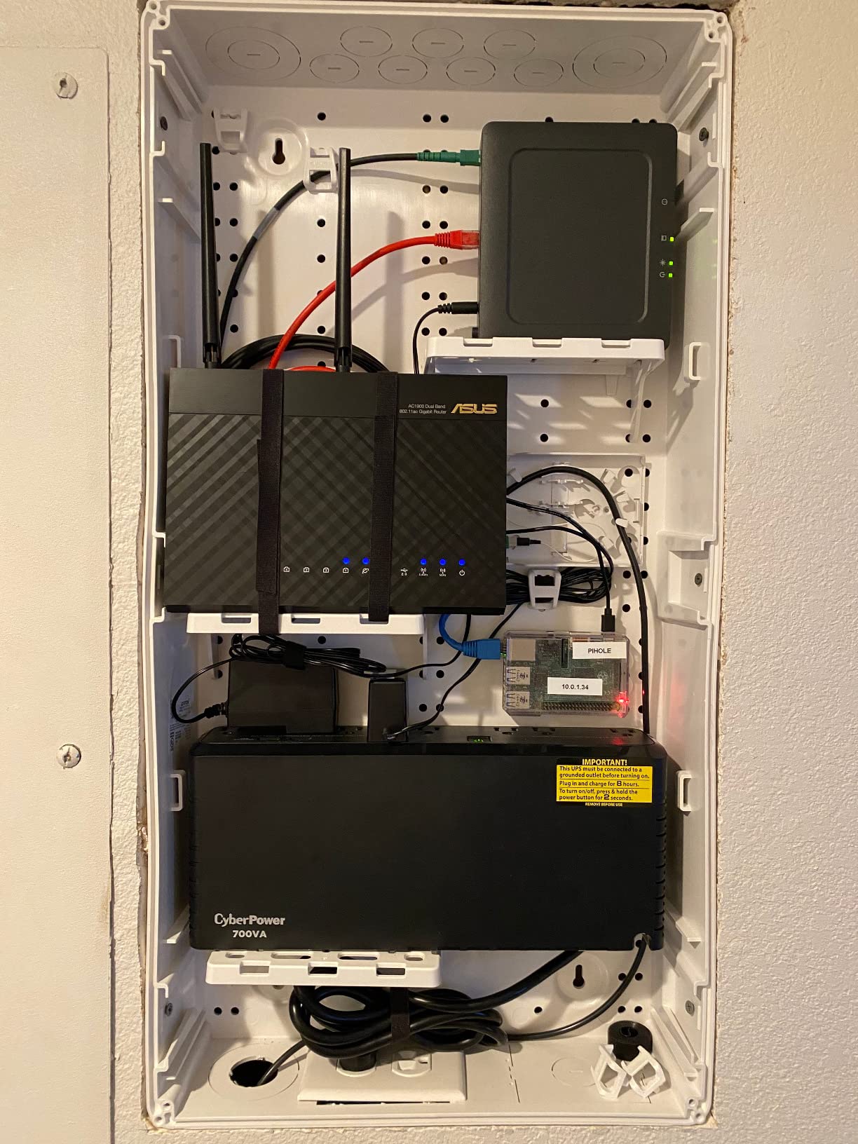 Leviton 28