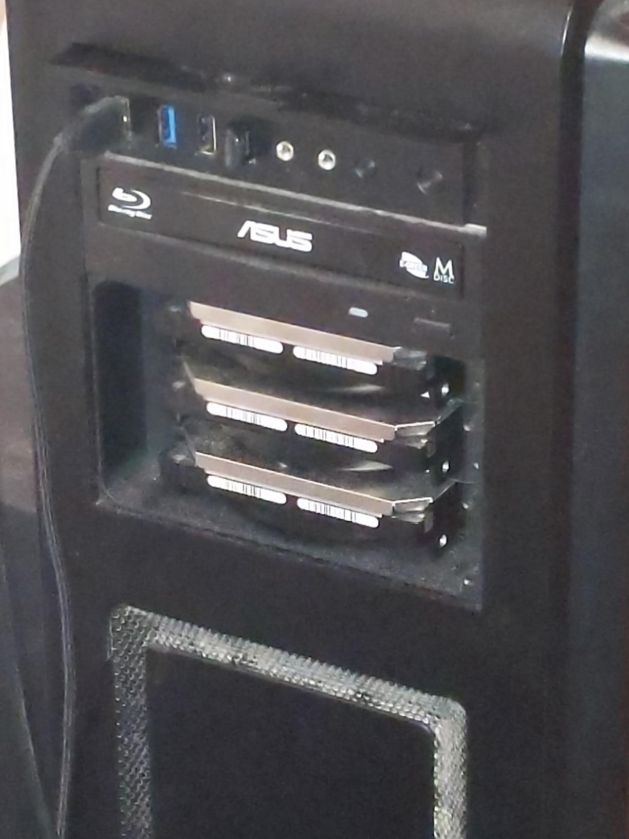 ICY DOCK Hot Swap 3 Bay 3.5 Inch SATA/SAS HDD Docking Enclosure Mobile Rack in 2 x 5.25 Inch Drive Bay (Include 3X SATA Cables) | flexiDOCK MB830SP-B customer photo 1