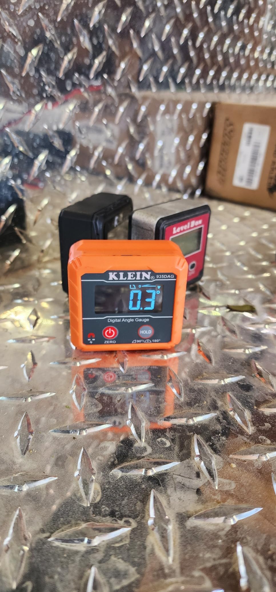 Klein Tools 935DAG Digital Electronic Level and Angle Gauge, Measures 0 - 90 and 0 - 180 Degree Ranges, Measures and Sets Angles customer photo 1