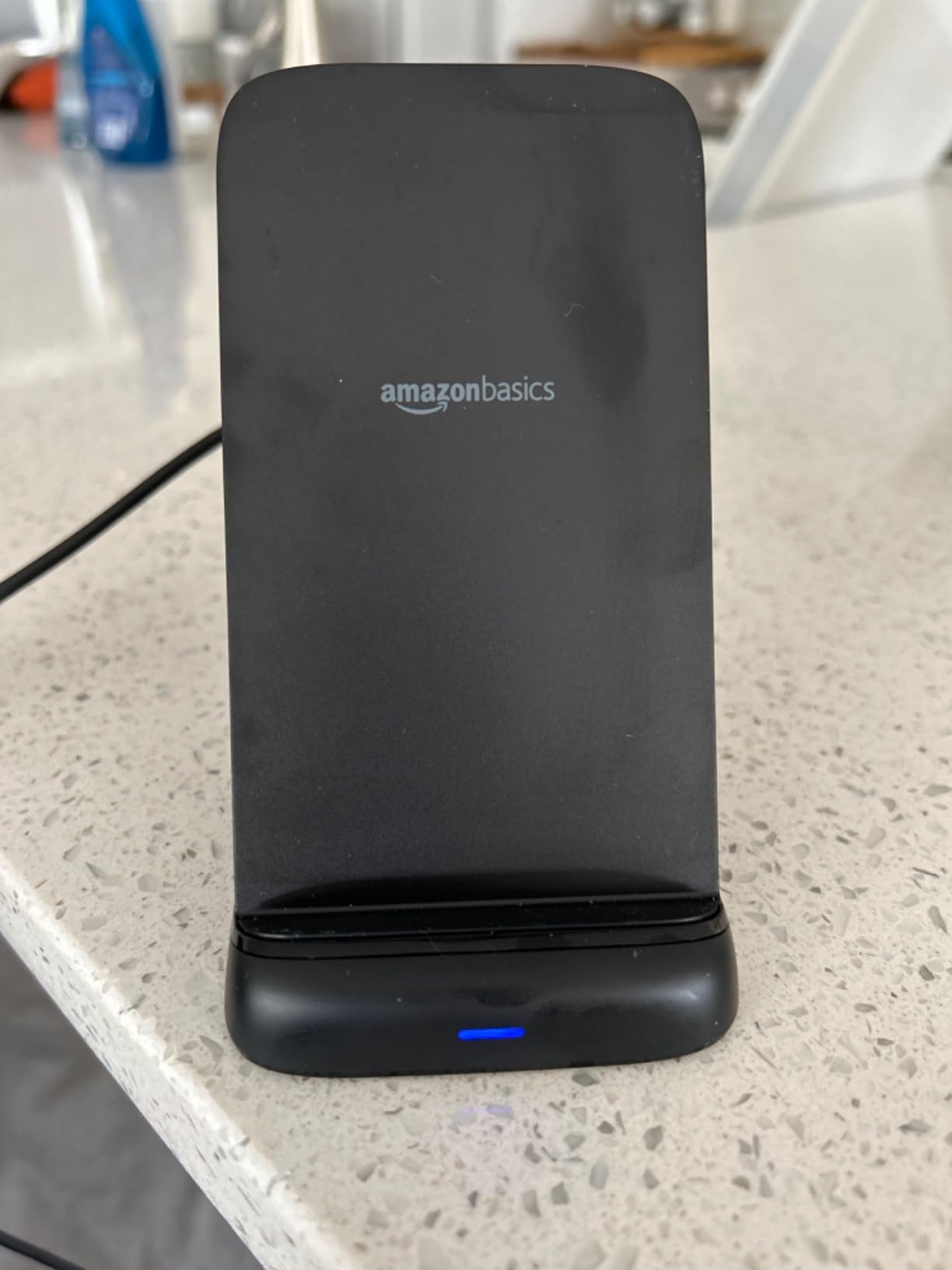 Amazon Basics Wireless Phone Charger Stand, 10W Qi Certified with USB Cable, Compatible with iPhone 16/15/14/13/12/11/X, Samsung & More, with USB Cable, Black (No AC Adapter) customer photo 1