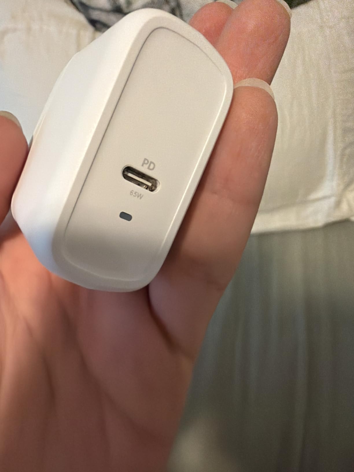 Amazon Basics 65W One-Port GaN USB-C Wall Charger with Power Delivery PD, Foldable Plug, Portable, Fast Charging for Laptops, Tablets & Phones, Non-PPS, White customer photo 2