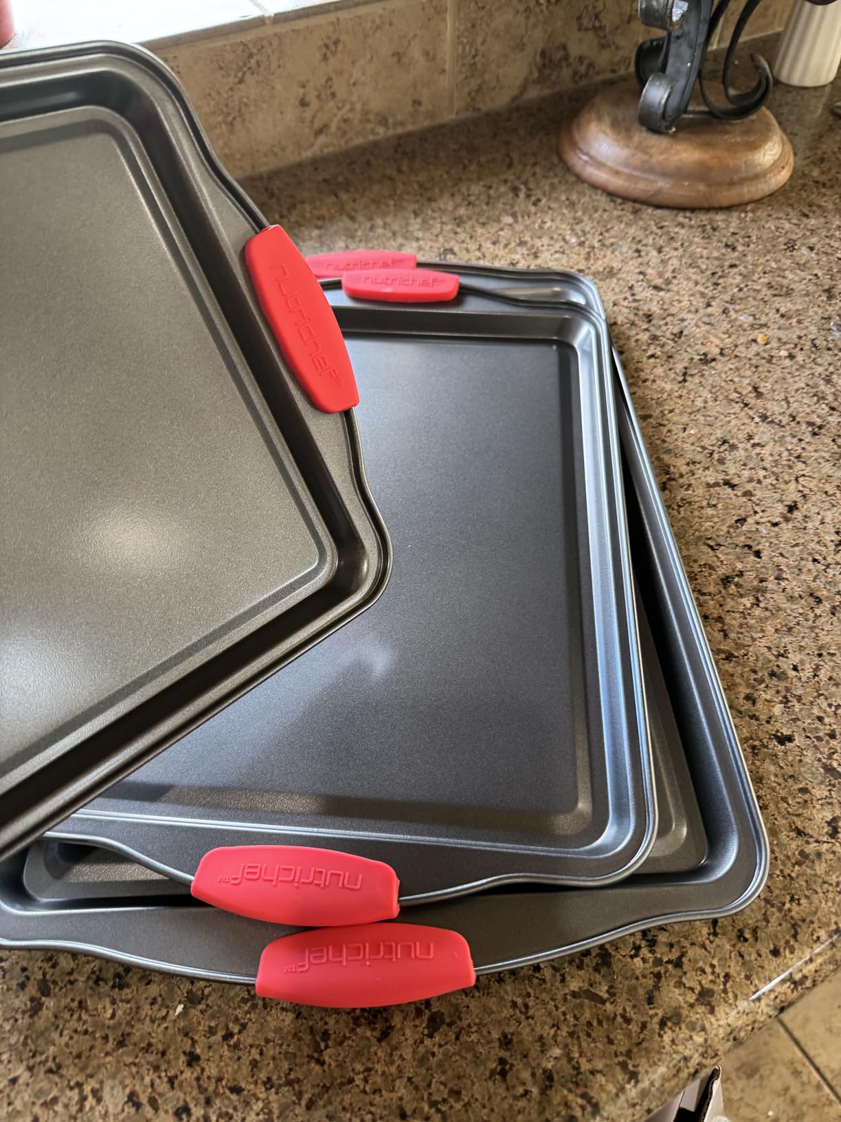 NutriChef 3‑Piece Nonstick Cookie Sheets – Carbon Steel Baking Sheet Set with Non Stick Coating & Red Silicone Handles – Oven Pans for Family Baking customer photo 1