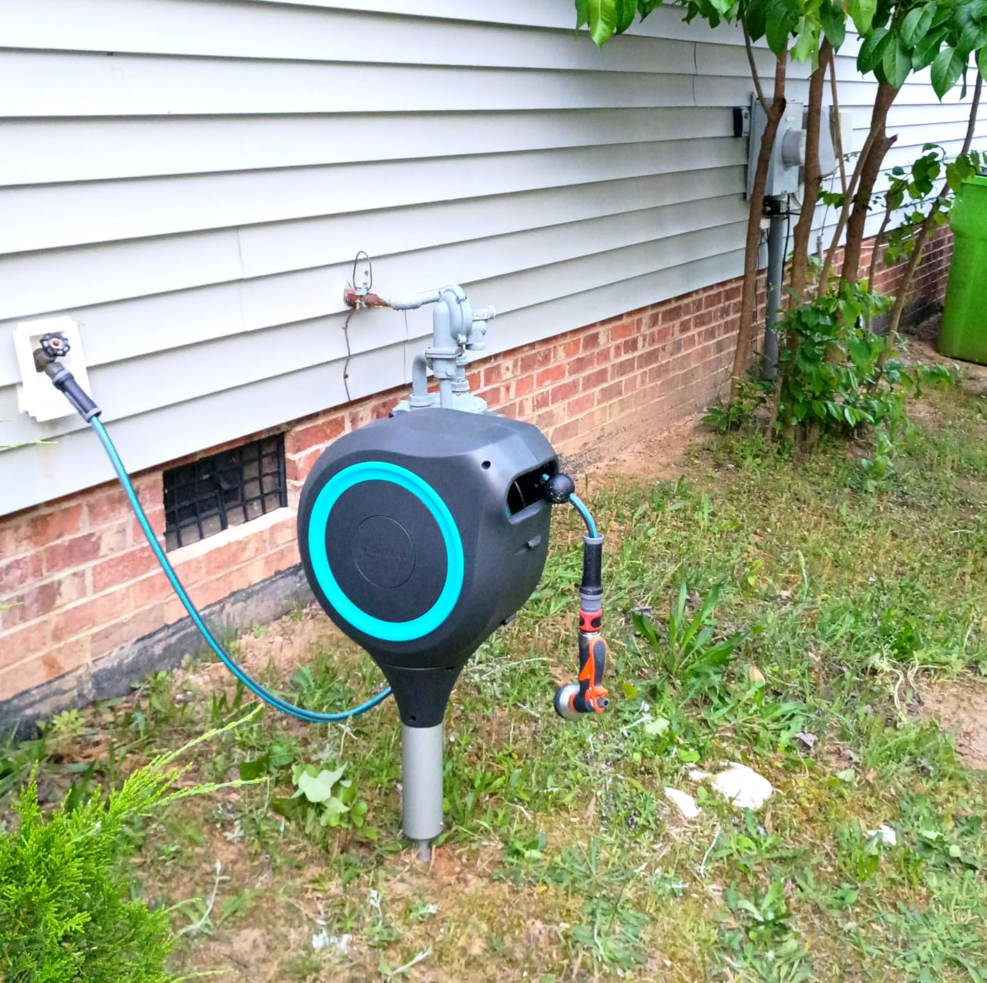 GARDENA Automatic Retractable Garden Hose Reel - 50 Feet - 360 Degree Swivel Outdoor Hose Reel with Metal Spike Base - Auto Retract - UV Resistant Housing - Easy Install No Tools Required - 18604 customer photo 2