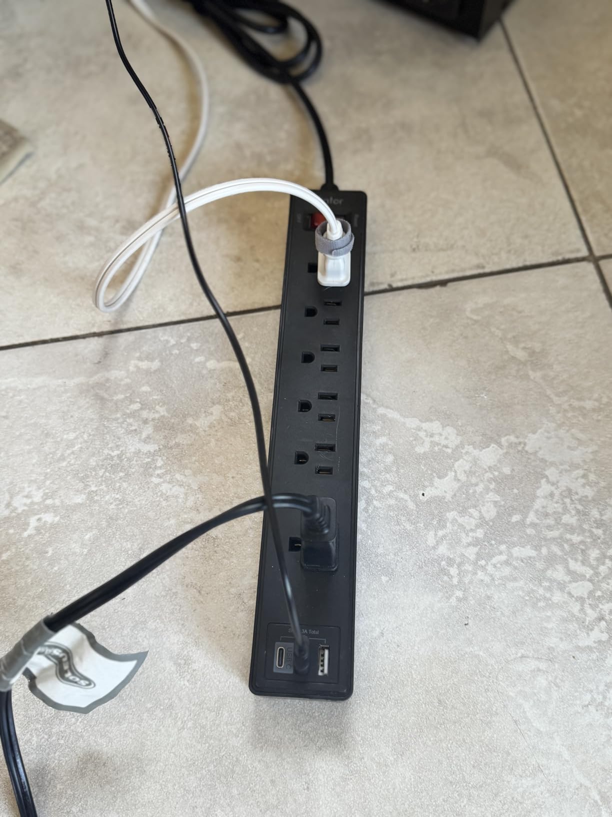 Yintar 6Ft Surge Protector Power Strip with 6 Outlets & 3 USB Ports, Black customer photo 1