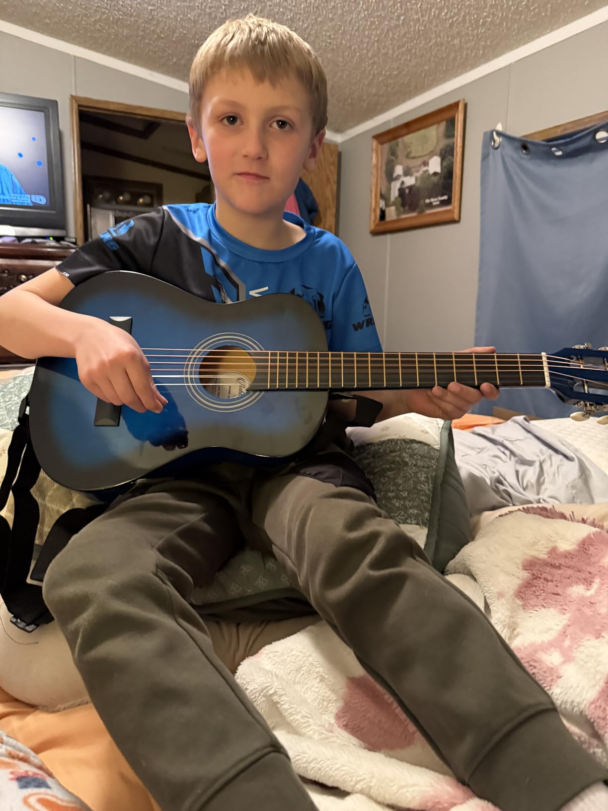 Ashthorpe 30-inch Kids Acoustic Guitar (Blue), Beginner Starter Kit with Gig Bag, Extra Strings, Strap, Picks, and Lessons customer photo 1