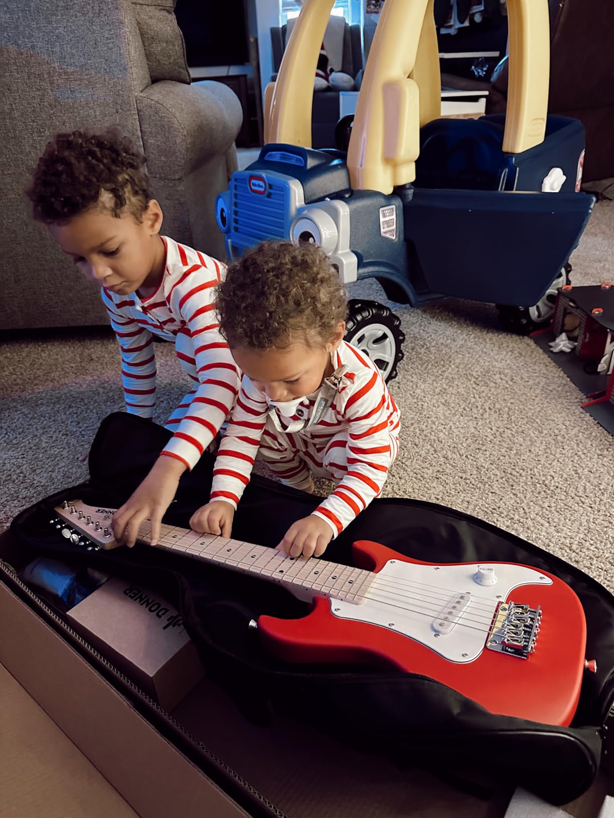 Donner 30 Inch Kids Electric Guitar Beginner Kit ST-Style (Red) customer photo 1