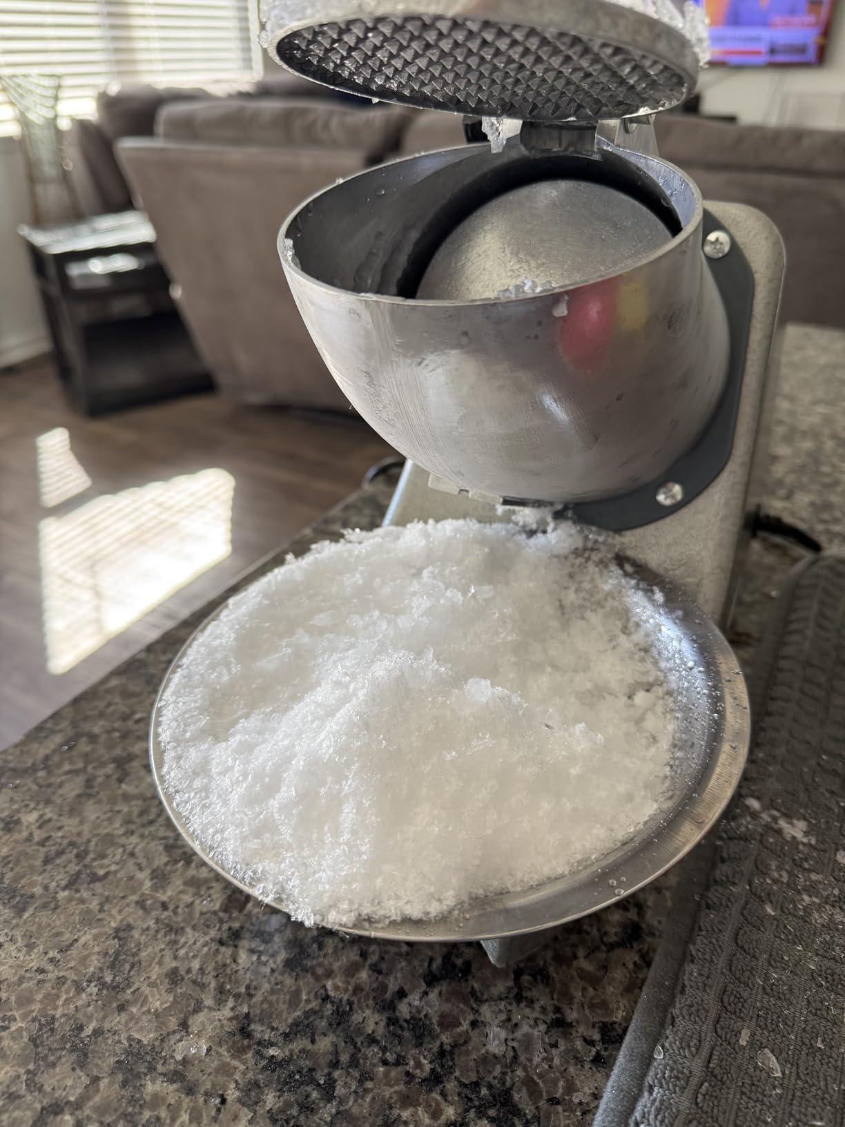 Reespring Snow Cone Machine Shaved Ice Machine Ice Crusher with 4 Blades Kitchen Electric for Shaved Ice and Snow Cone (300W 2000r/min) Comes with a Free Ice Pick,Ice Cube Tray, 6 Syrup dispensers customer photo 1