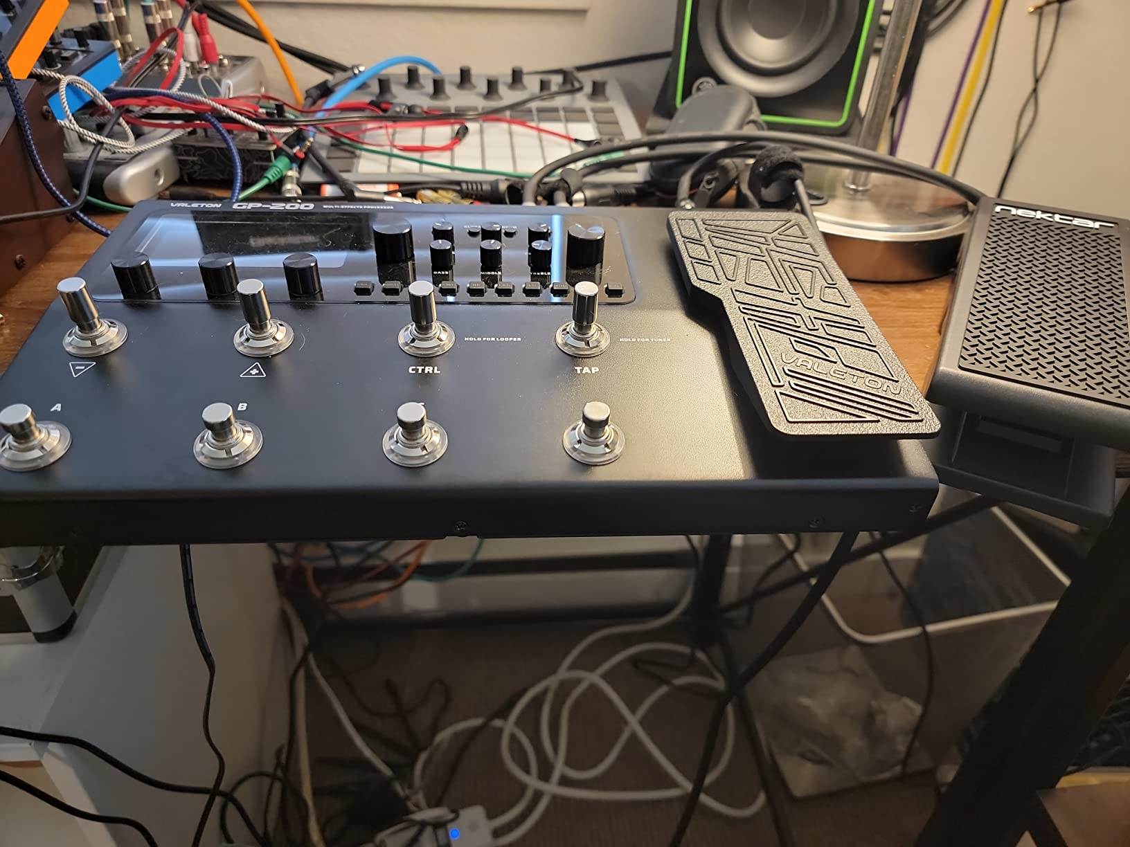 VALETON GP-200 Multi-Effects Guitar/Bass Pedal with Expression, FX Loop, MIDI, Amp Modeling, IR Cab Simulation, Stereo, USB Interface customer photo 1