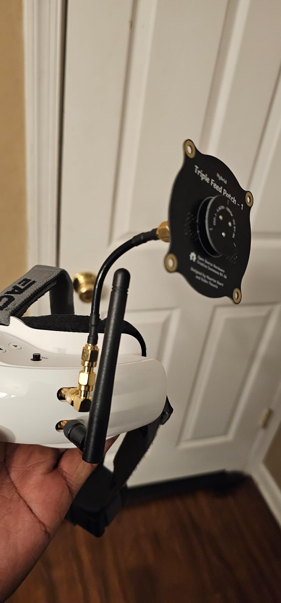 5.8GHz Triple Feed Patch Antenna, High Gain 9.4dBi Directional Circularly Polarized LHCP RHCP Antenna with 50ohm SMA Load Terminator for FPV Racing Drone Eachine EC800D customer photo 1