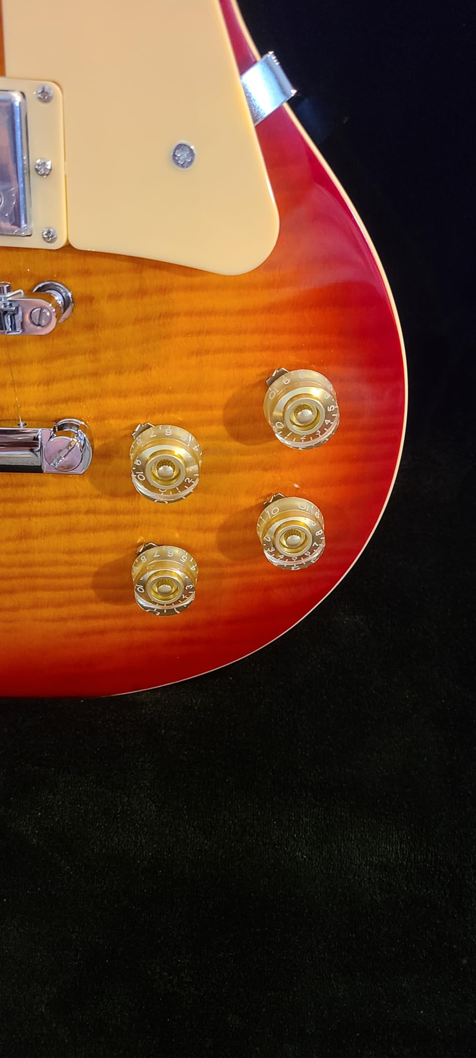 Leo Jaymz 39” Electric Guitar Les Paul Style - Mahogany Body and Neck - Curved top Exquisite Flame Maple Veneer - Newly upgraded Alnico V Pickups, Powerful and Pure (Rio) customer photo 1