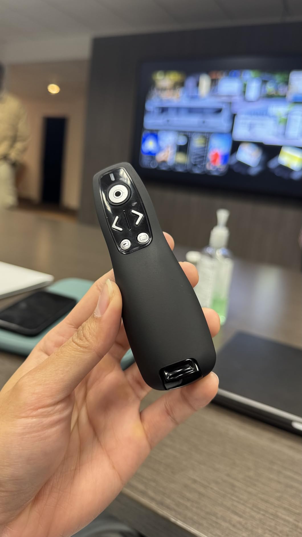 Presentation Clicker with USB-A & USB-C Receiver, 2.4GHz Wireless Presenter Remote with Volume Control & Red Light Pointer, Clicker for PowerPoint Slides Slide Advancer for Mac Computer, Plug & Play customer photo 1