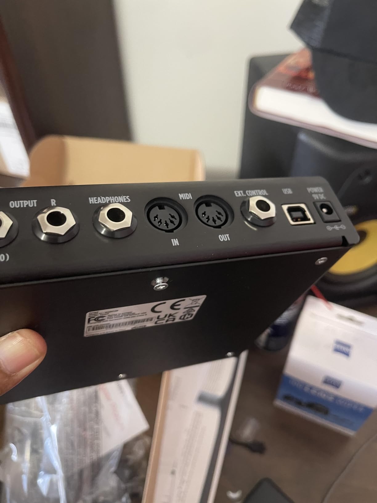 IK Multimedia TONEX Pedal: Stereo multi-effects guitar and bass pedal with 150 Presets, 15 Pre/Post FX, Tuner, Tap Tempo, Headphone Out, Software Player and Editor customer photo 2