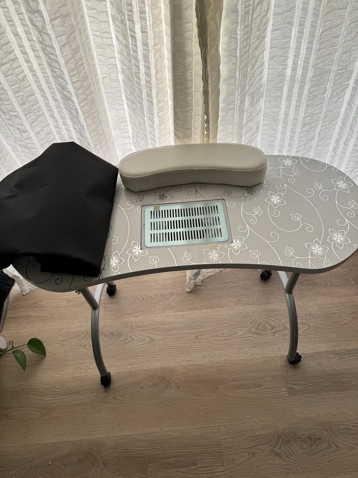 GIANTEX Foldable Nail Desk with Electric Dust Collector & Wheels, Black customer photo 1