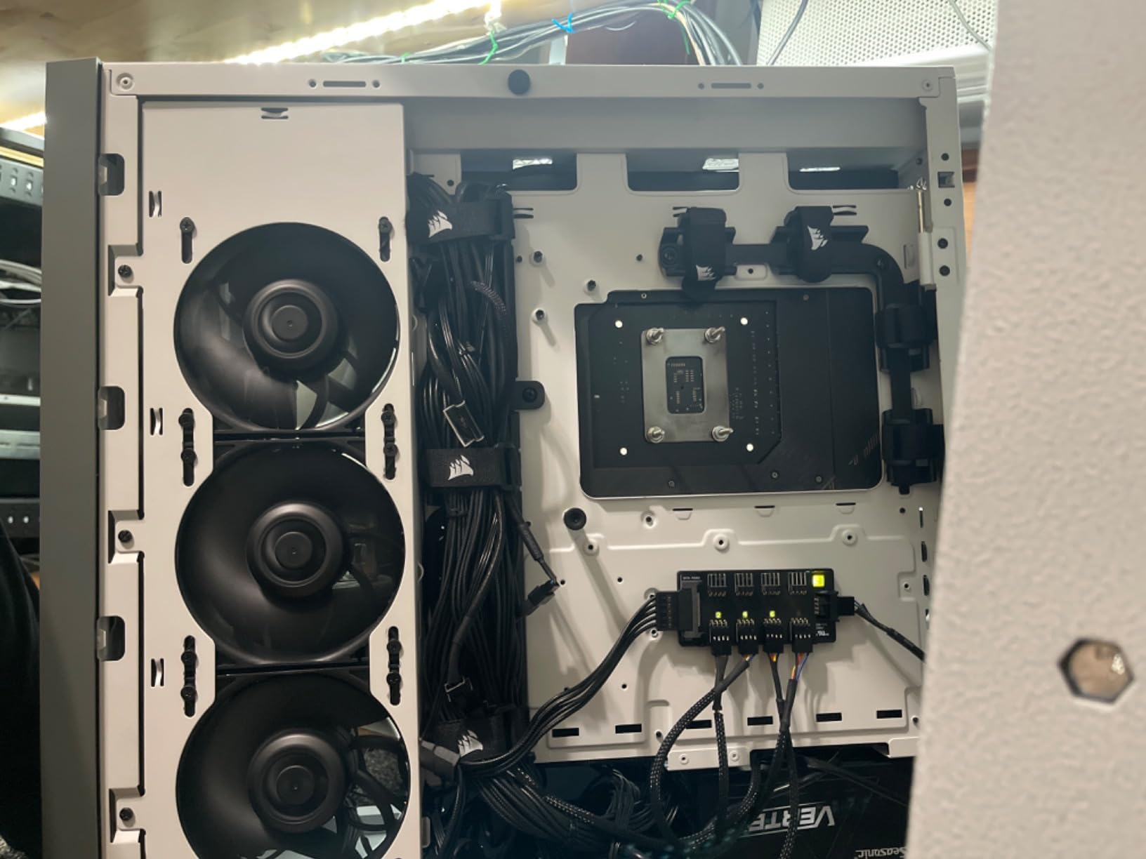 Noctua NA-FH1, 8-Port PWM Fan Hub, Magnetic with Short Circuit Protection customer photo 2