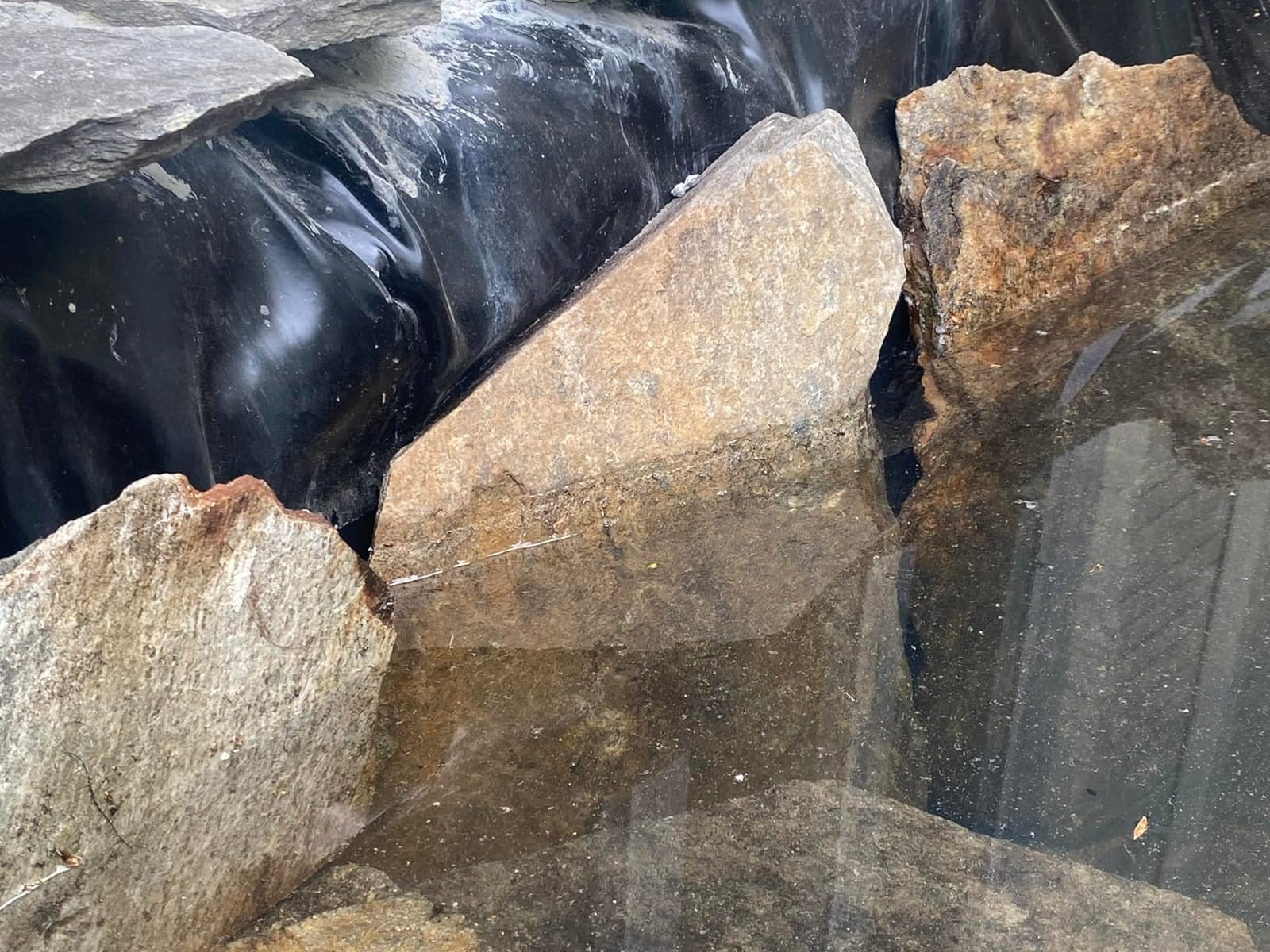 VEVOR 10 x 15 ft Pond Liner, 45 Mil Thickness, Pliable & Durable EPDM Material, Easy Cutting Underlayment for Fish or Koi, Waterfall, Fountains, Water Gardens, Black customer photo 1