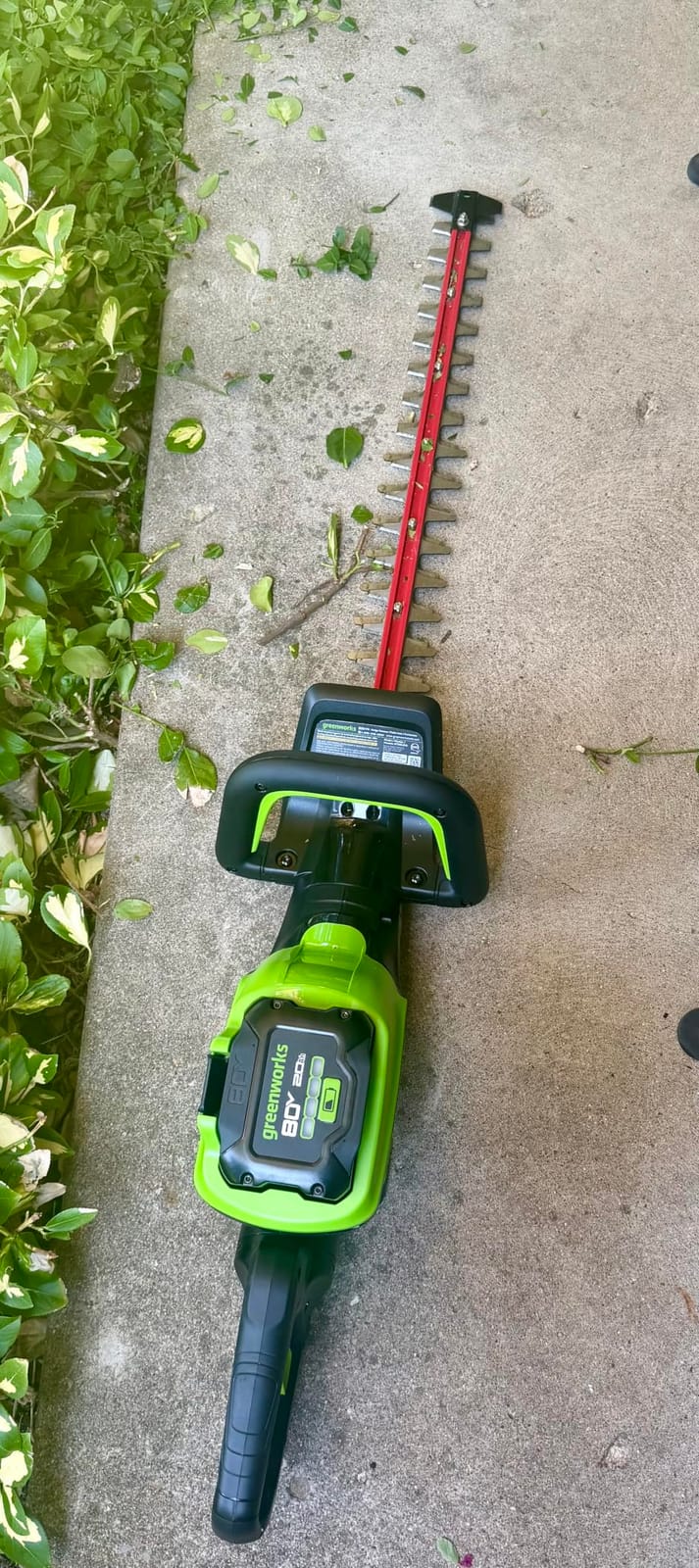 Greenworks 80V 26 in Cordless Hedge Trimmer, 2.0 Ah Battery and Charger customer photo 1