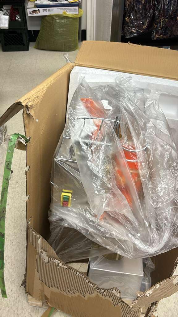 VEVOR Commercial Orange Juicer Machine, 120W Automatic Feeding Juice Extractor, Stainless Steel Juice Extractor for 25 Oranges Per Minute, with Pull-Out Filter Box, PC Cover, 2 Peel Collecting Buckets customer photo 1