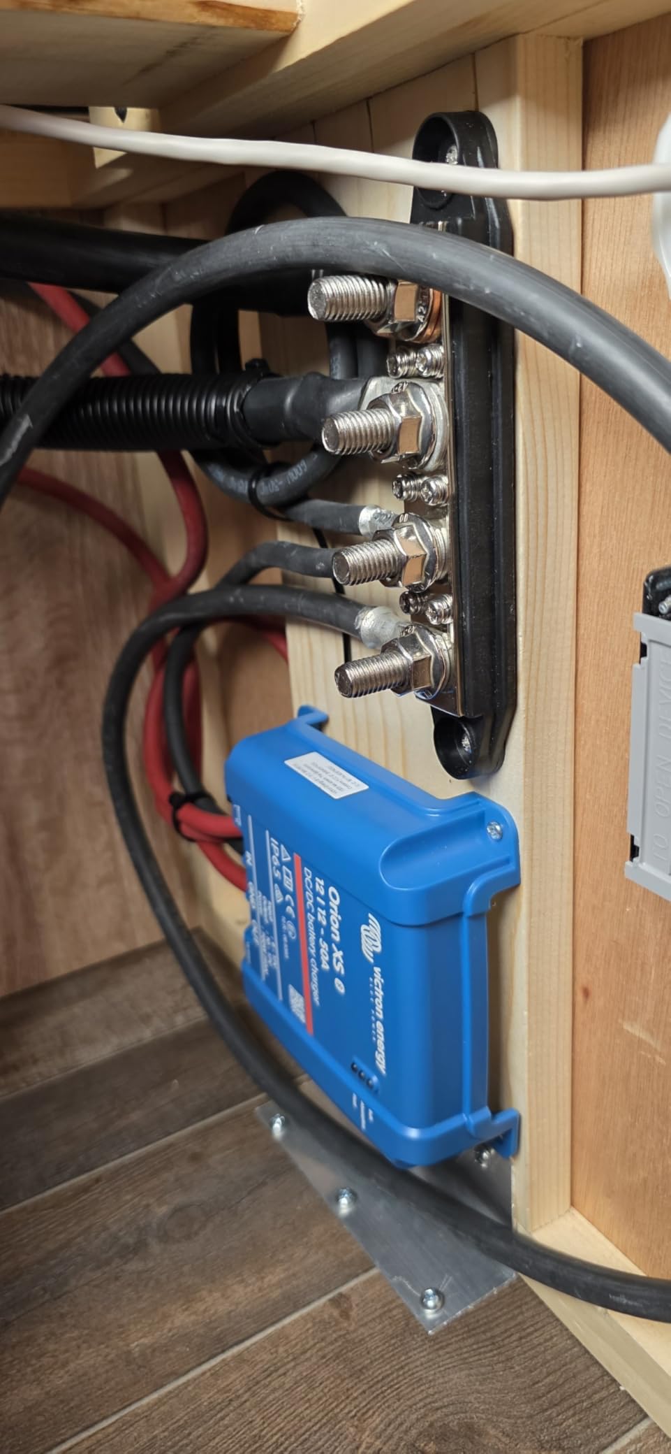 Victron Energy Orion-XS Smart DC to DC Charger (Bluetooth) 12/12V 50A 700W customer photo 1