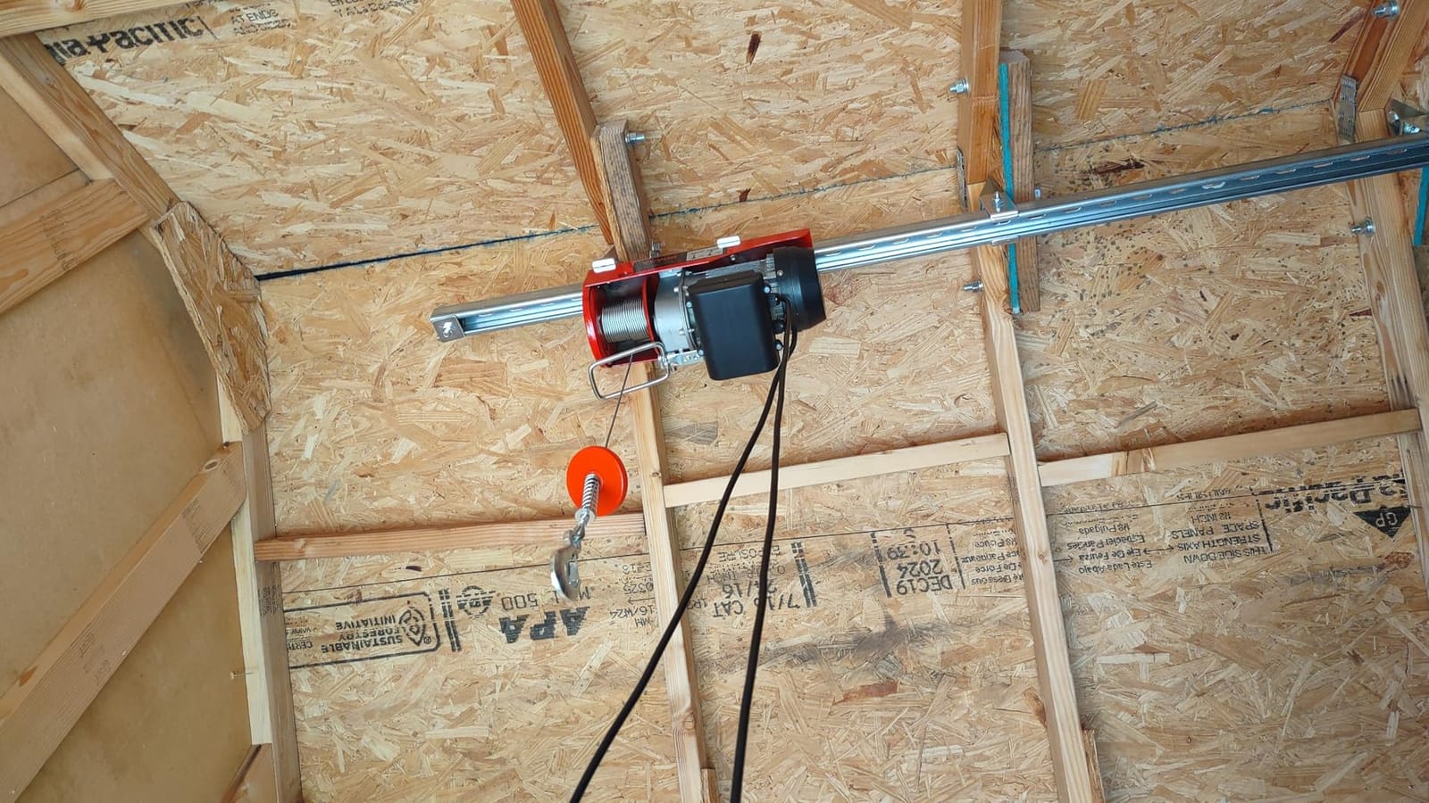VEVOR Electric Hoist with Remote Control, 440 lbs Material Handling Tool, 110V Electric Hoist with 14ft Remote Control for Factories, Warehouses, Construction Site, Attic customer photo 2