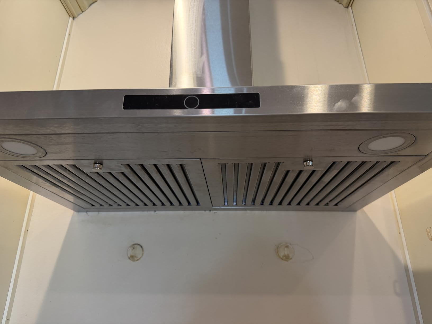 VIKIO HOME 30 Inch Wall Mount Range Hood 580CFM Low Noise Touch Control customer photo 1