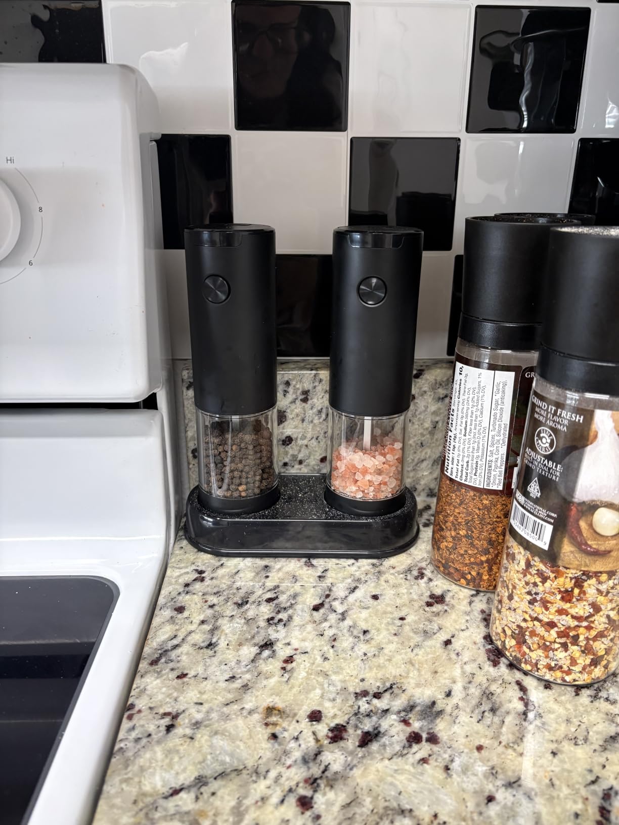 Electric Salt and Pepper Grinder Set Automatic Battery Pepper Mill Shakers Adjustable Coarseness Upgraded Larger Capacity with Led Home and Kitchen Appliances Birthday Gifts for Women Men customer photo 2