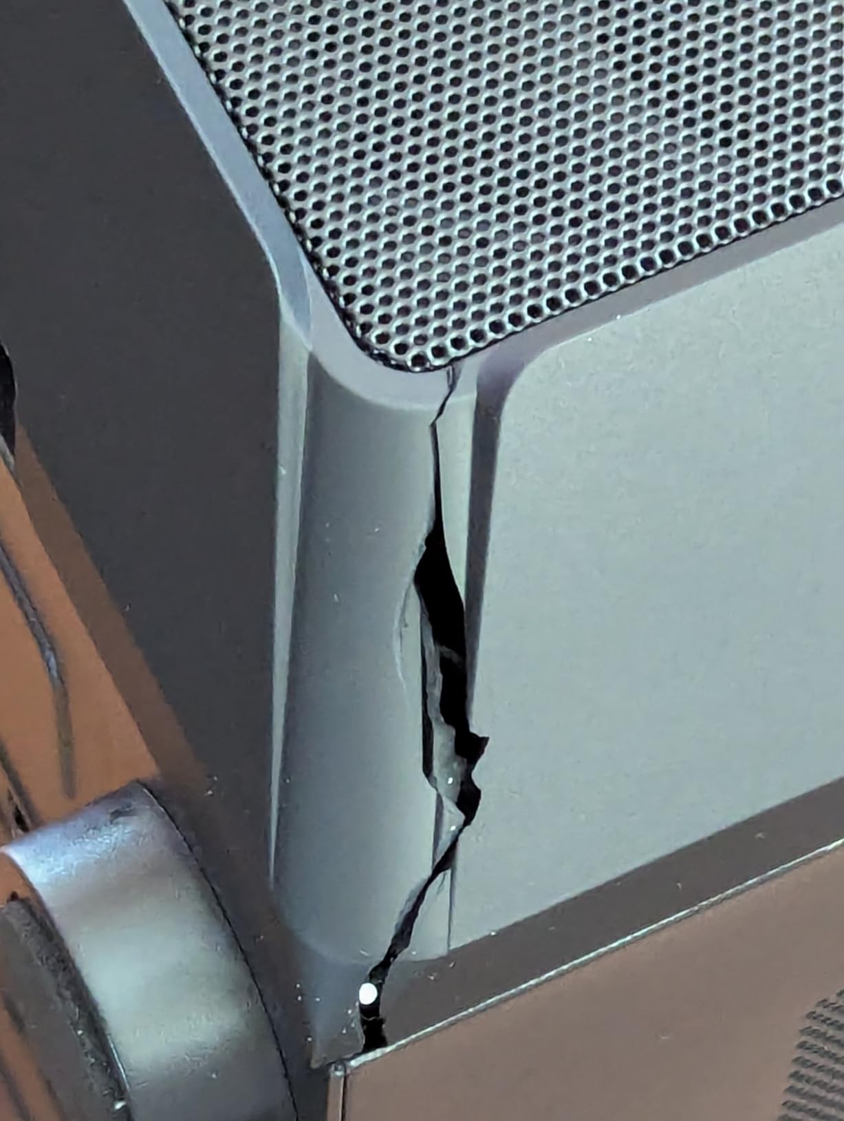 Rosewill Helium NAS | ATX Mid Tower Computer Case | Mesh Panel | 4 x 140mm PWM Fans | Supports up to 13 Hard Drives | USB 3.1 Type C | Ideal for DIY NAS, Media Servers, or Small Business Applications customer photo 2