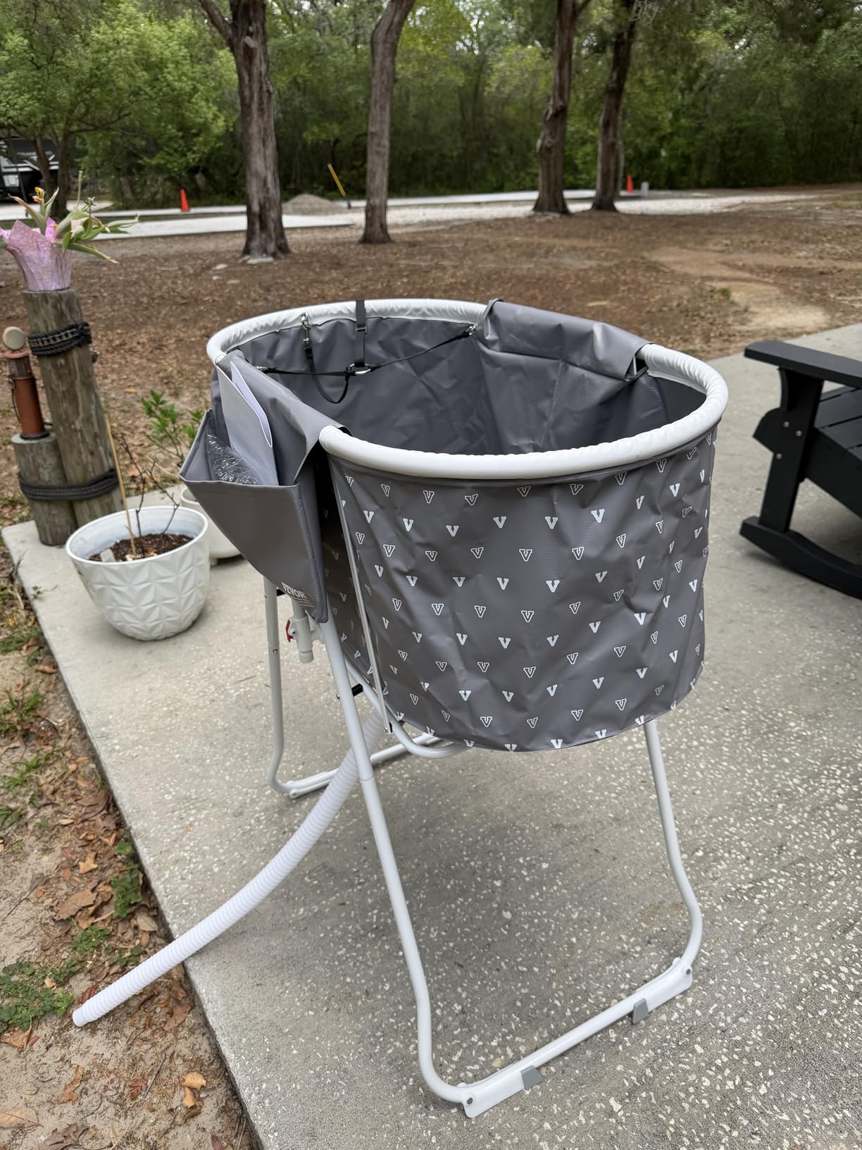 VEVOR Portable Dog Bathtub, Elevated & Foldable Space-saving Pet Shower Station with Quick Drainage, Bathing Tub for Washing & Grooming Small and Medium Size Dogs and Cats Indoor & Outdoor, Light Blue customer photo 1
