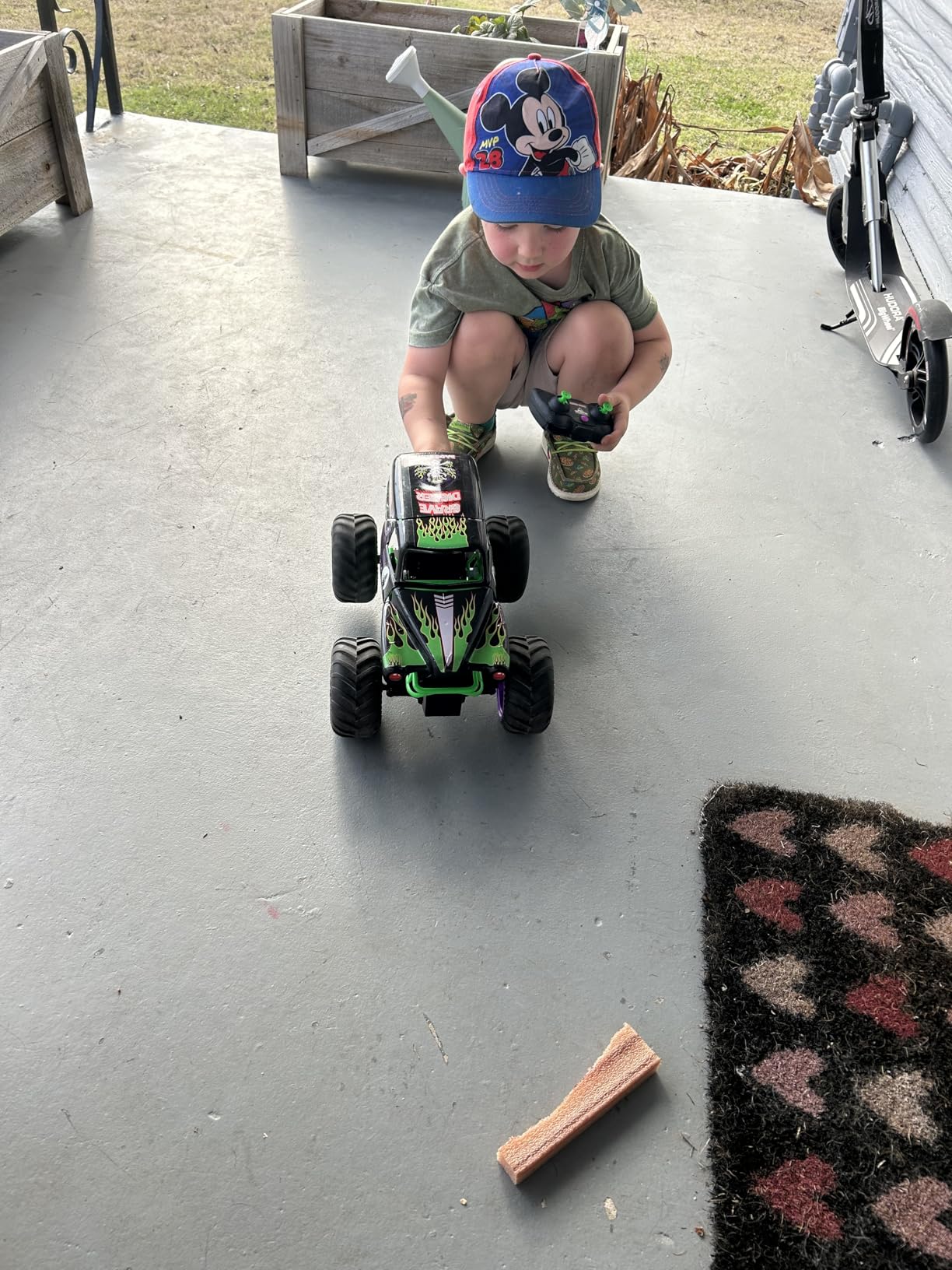 Monster Jam Smash & Bash Grave Digger RC Truck 1:15 Scale Vehicle | Includes 1 Repairable RC Truck, Crash and Rebuild with a Button Press, Indoor & Outdoor Action, Toys for Ages 4 and Up customer photo 1