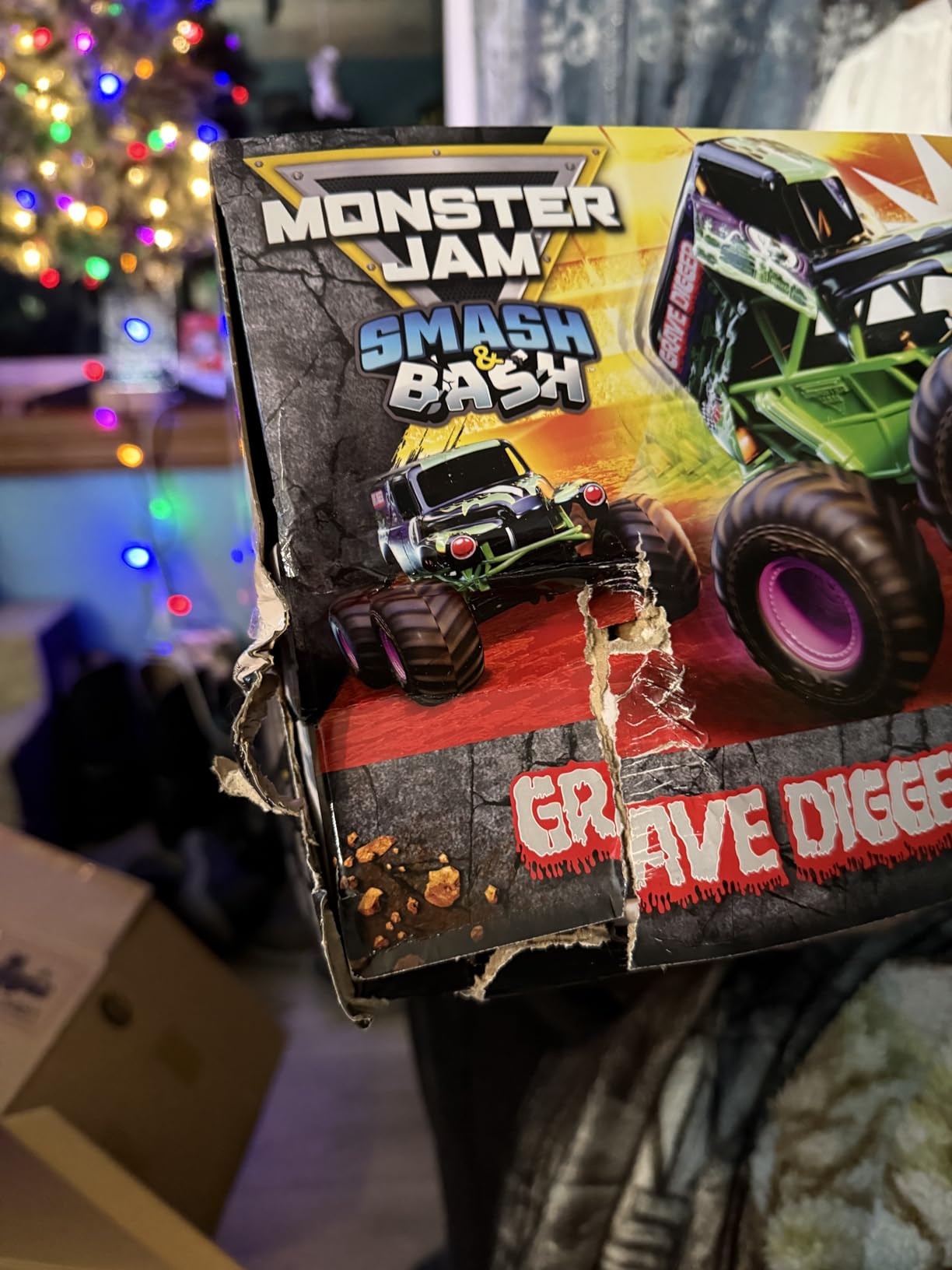 Monster Jam Smash & Bash Grave Digger RC Truck 1:15 Scale Vehicle | Includes 1 Repairable RC Truck, Crash and Rebuild with a Button Press, Indoor & Outdoor Action, Toys for Ages 4 and Up customer photo 2