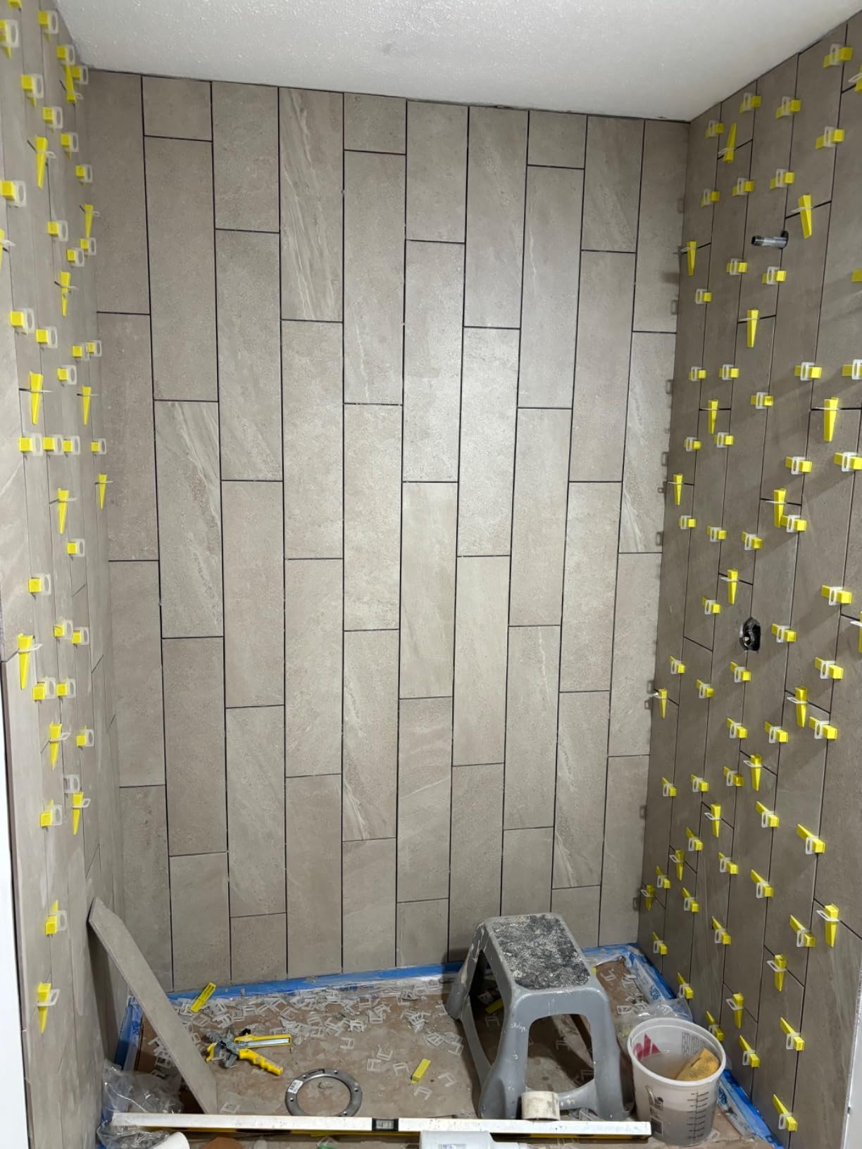 DGSL Tile Spacers 2400 Pcs Tile Clips, Tile Leveling System Clips 1/16 Inch | Tile Leveling Clips for Floor Wall Installation, Ceramic Porcelain Tiles and Stone Installation, Help Correct Tile Bowing customer photo 1