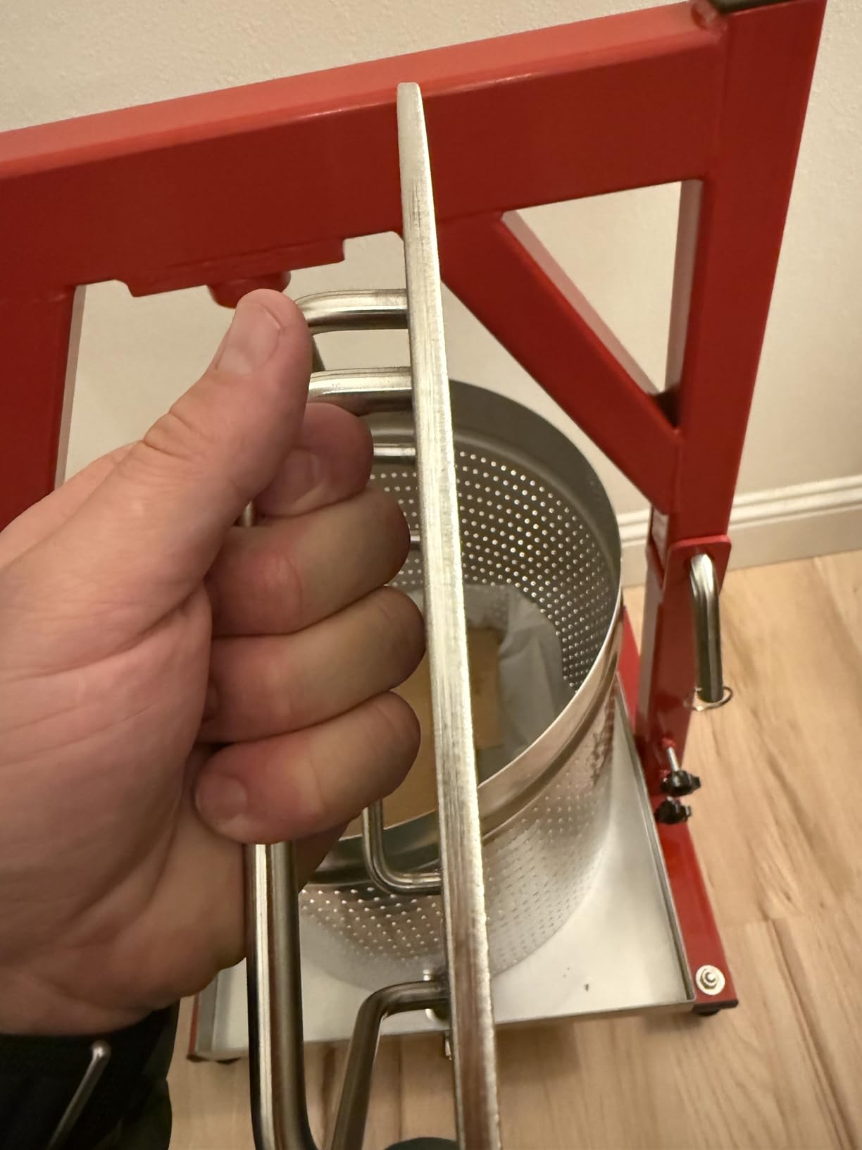 10.6 Gallon / 40L Mosakar Hydraulic Fruit Press. 5 Ton Pressure. Juice Contact Parts are AISI 304 Stainless Steel. Hydraulic Grape Wine Apple Cider Press customer photo 2