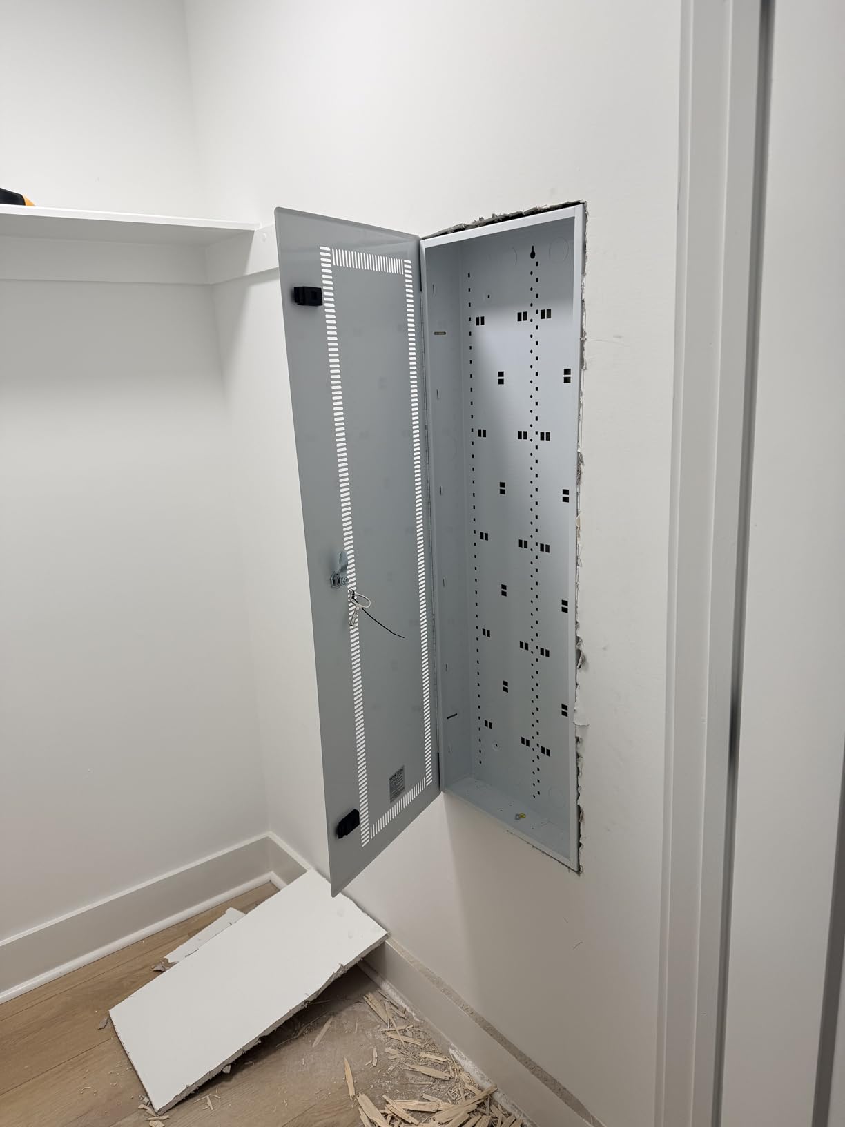 VEVOR Structured Media Enclosure, 28-Inch, Recessed in-Wall Media Box with Cover, Wall-Mount Cable Management Box Kit, Structured Wiring Multi-Media Cabinet, Cold-Rolled Steel, for TV Home Theater customer photo 1