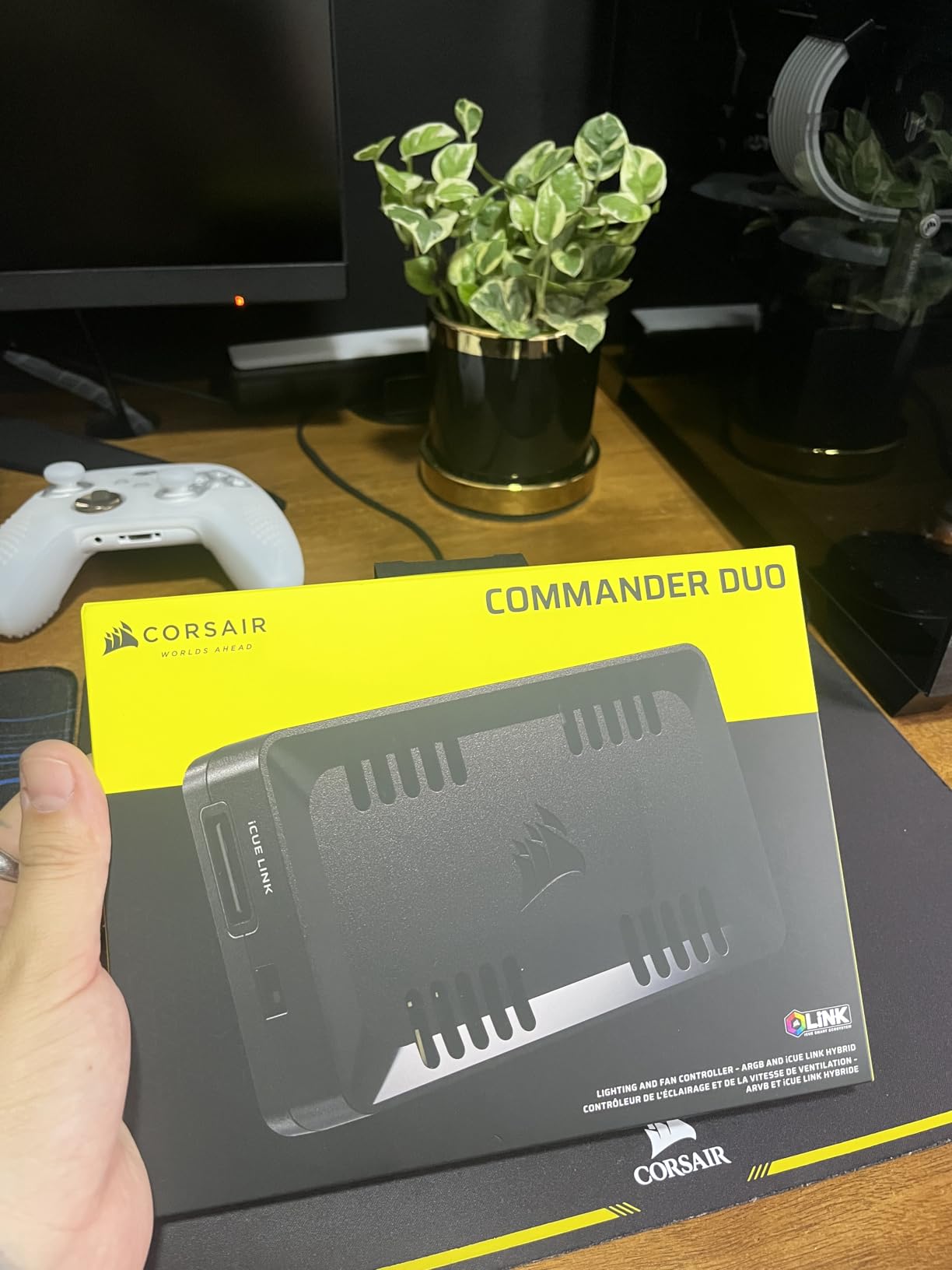 CORSAIR Commander Duo iCUE Link RGB Lighting and PWM ARGB Fan Controller â€“ Control 12 Daisy-Chained PWM Fans, Two Flexible Temperature Sensors Included â€“ Black customer photo 1