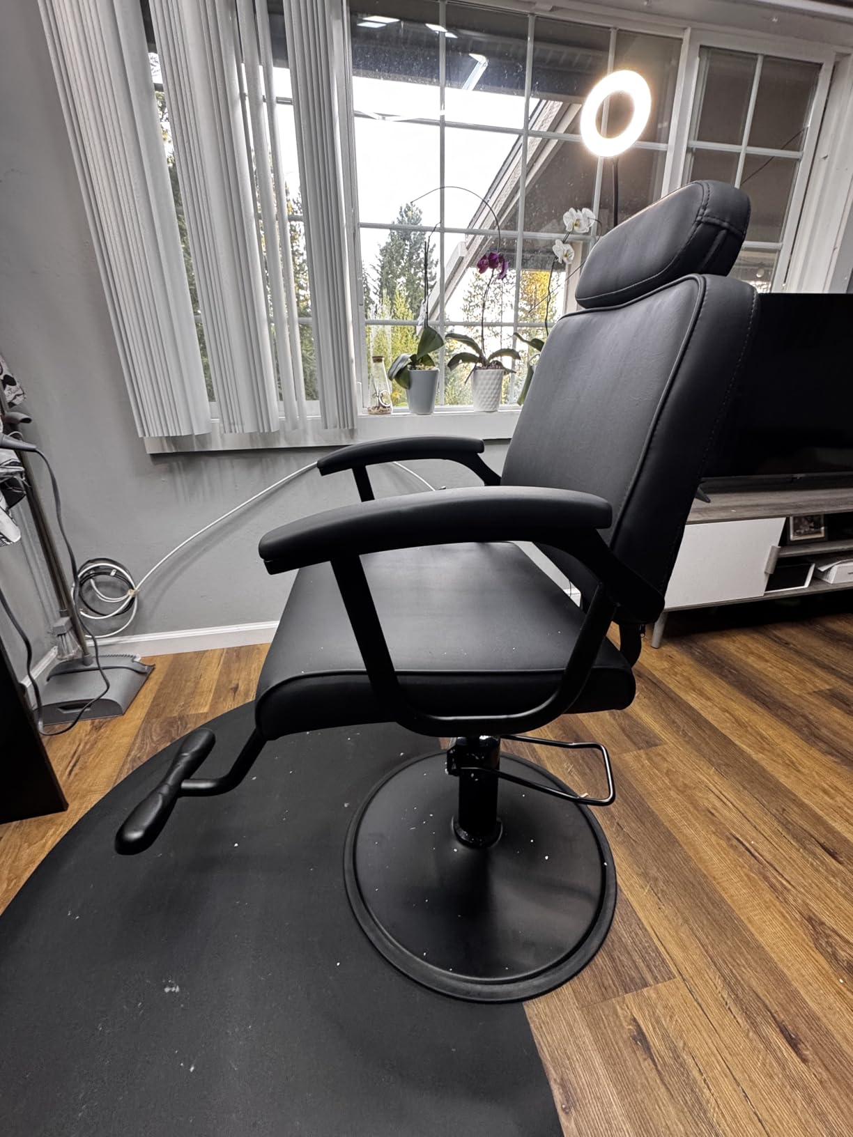 Baasha Premium Black Reclining Salon Chair with Removable Headrest, All-Purpose Hydraulic Barber Chair, Soft PU Leather, 360° Swivel, 135° Recline, Heavy-Duty Steel Frame, 330 lbs Capacity customer photo 1
