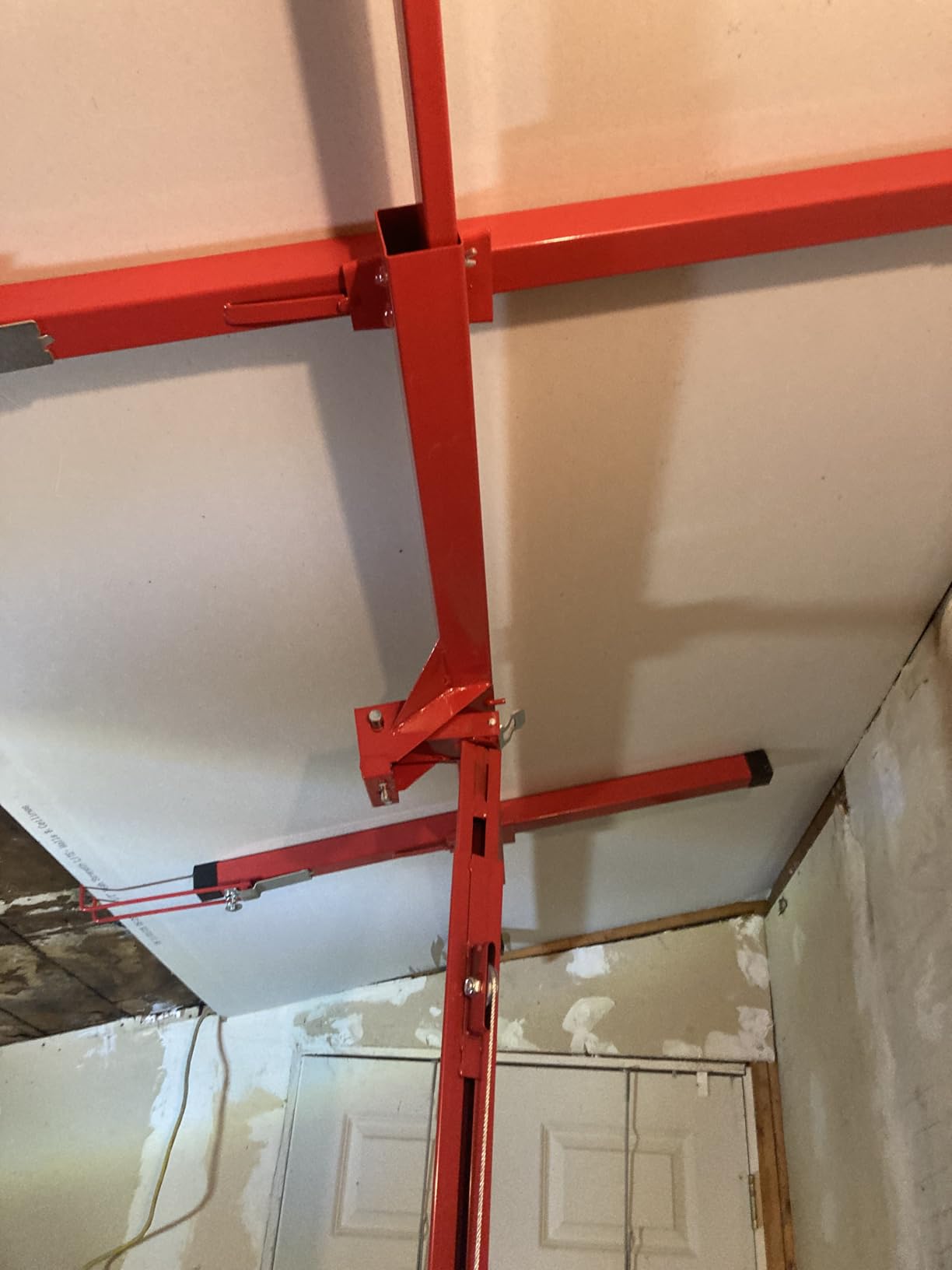 VEVOR 16ft Drywall Lift, Heavy-Duty 150 lbs Sheetrock Hoist with Adjustable Telescoping Arm, Lockable Wheels, Drywall Lifter Panel Jack Hoist Tools Ideal for Ceiling & Wall Installation (Red) customer photo 1