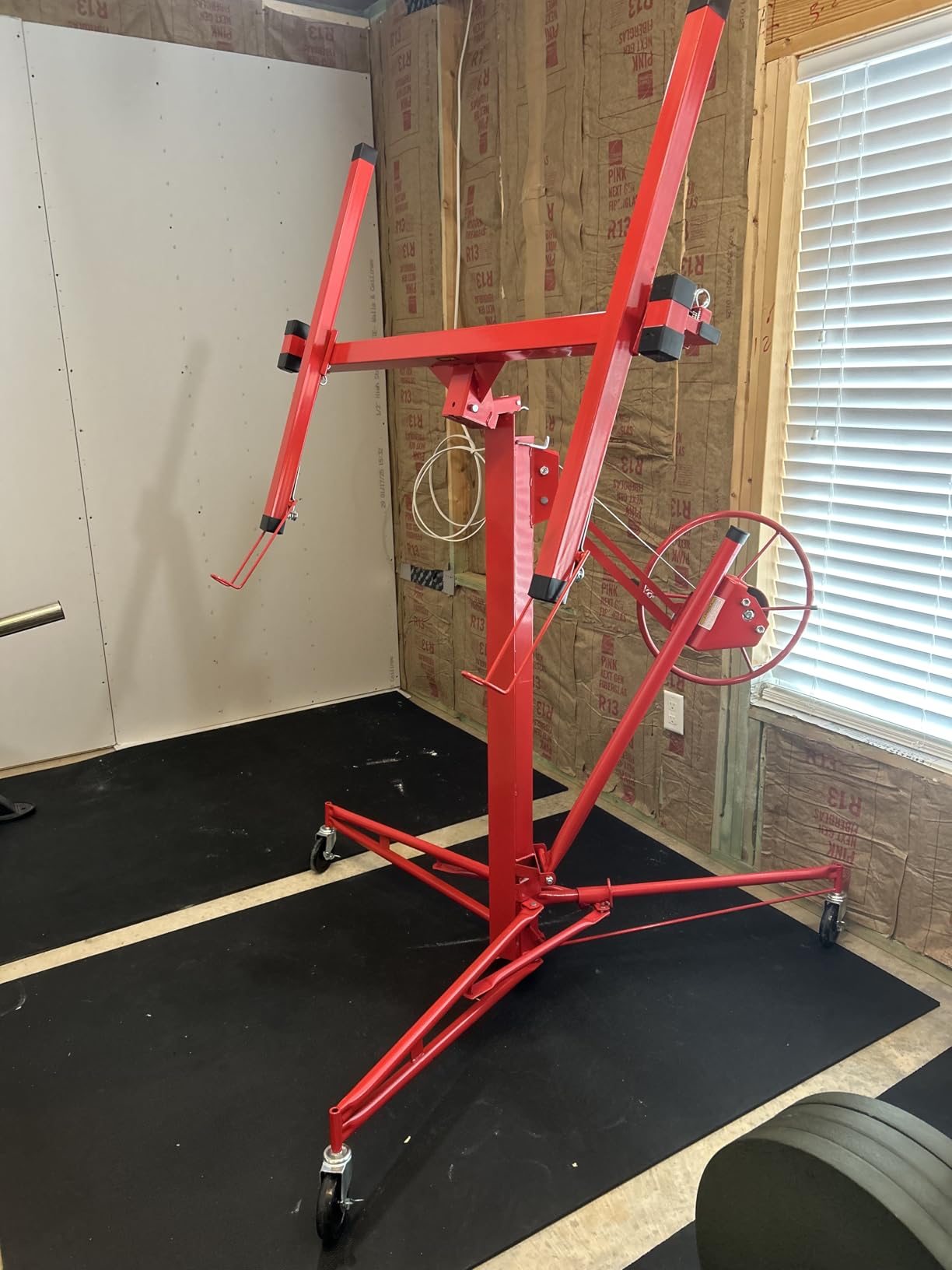VEVOR 16ft Drywall Lift, Heavy-Duty 150 lbs Sheetrock Hoist with Adjustable Telescoping Arm, Lockable Wheels, Drywall Lifter Panel Jack Hoist Tools Ideal for Ceiling & Wall Installation (Red) customer photo 2