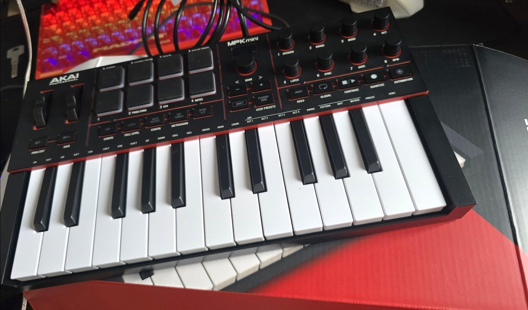 Akai Professional MPK Mini IV 25-Key USB-C MIDI Keyboard Controller, Black customer photo 1