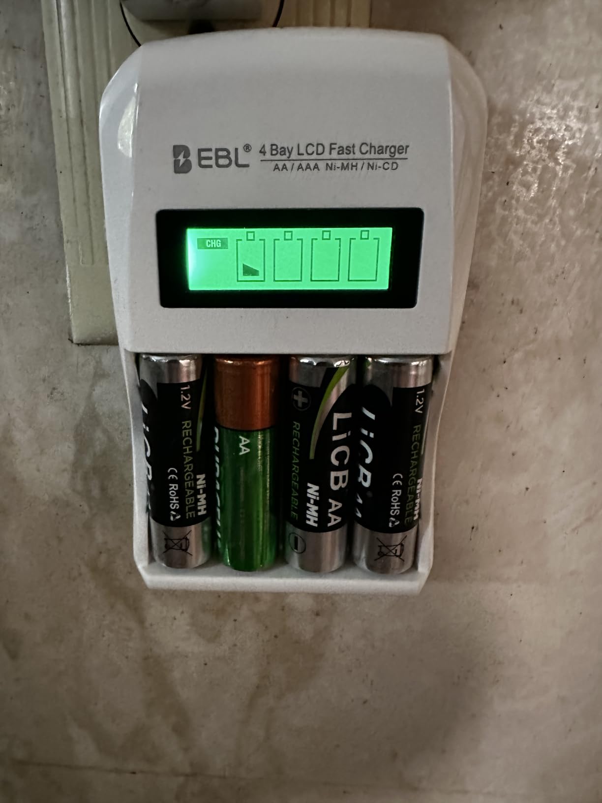 EBL LCD Battery Charger Smart Individual 907 AA AAA Rechargeable Battery Charger for Ni-MH Ni-CD Rechargeable Batteries customer photo 1