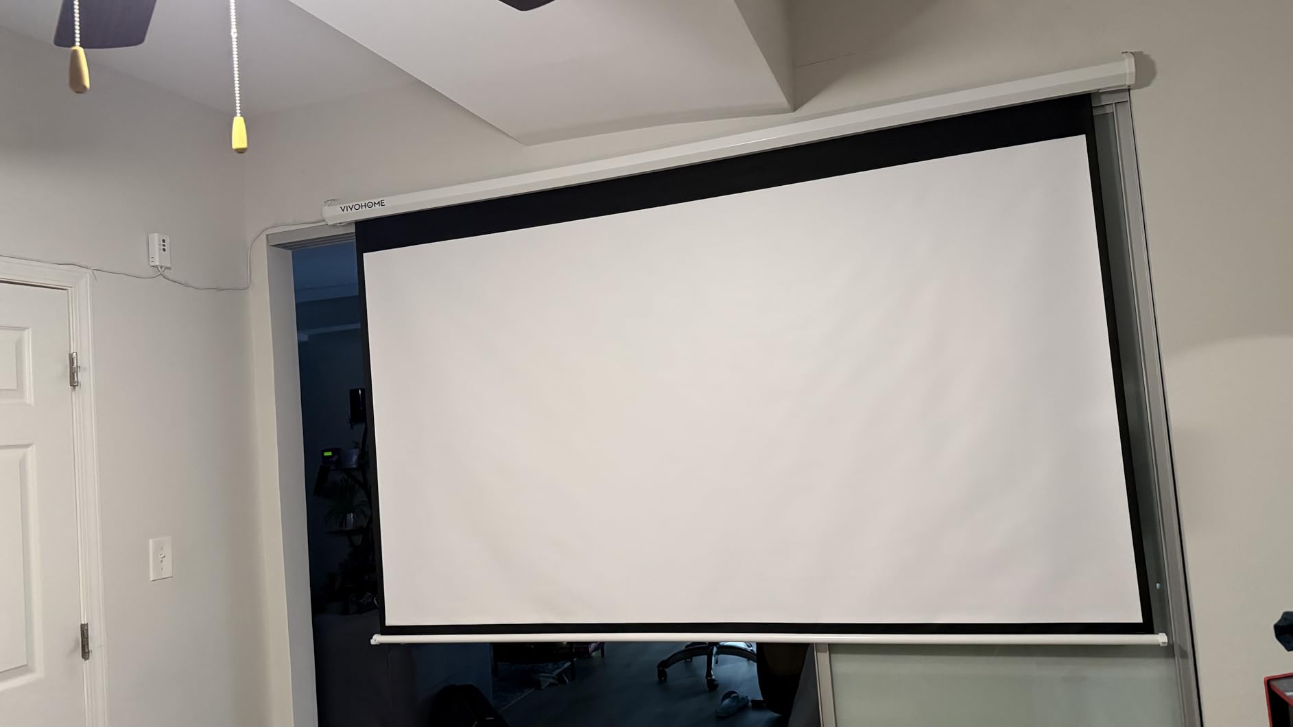 VIVOHOME 72 Inch 16:9 Motorized Projector Screen, Black customer photo 1