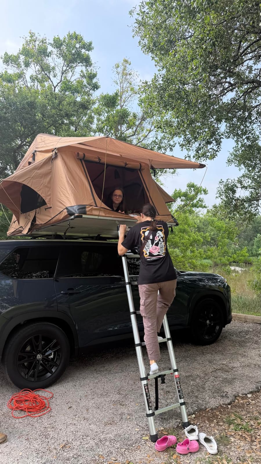 VEVOR Rooftop Tent Hard Shell, 2-3 Person Roof Top Tent for Car SUV Truck Jeep Van Camping with Telescopic Ladder, Thick Mattress & LED Light customer photo 1